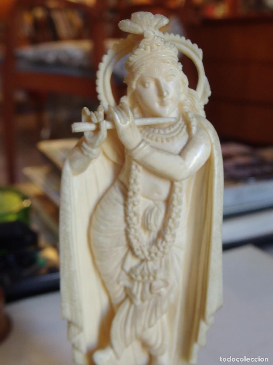 Arte: figura mitol&oacute;gica India Se&ntilde;or Krishna se representa tocando la flauta y con un collar de flores 1900