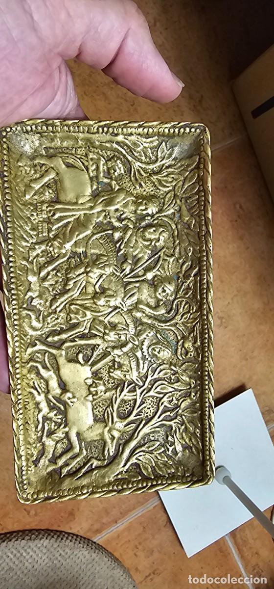 Arte: Preciosa bandeja bronce escena de caza siglo XIV firmada