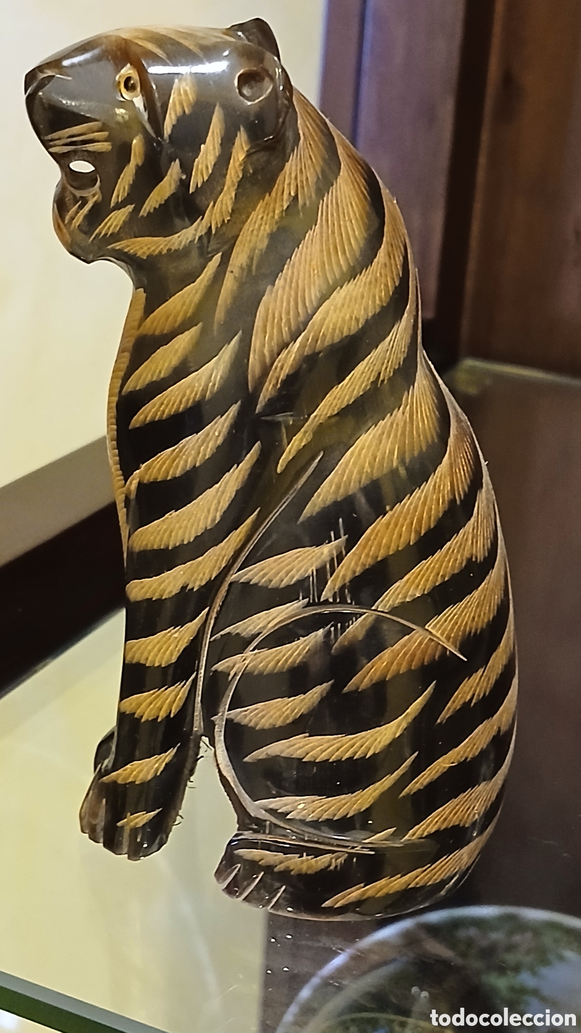 Kunst: figura tigre tallado en cuerno