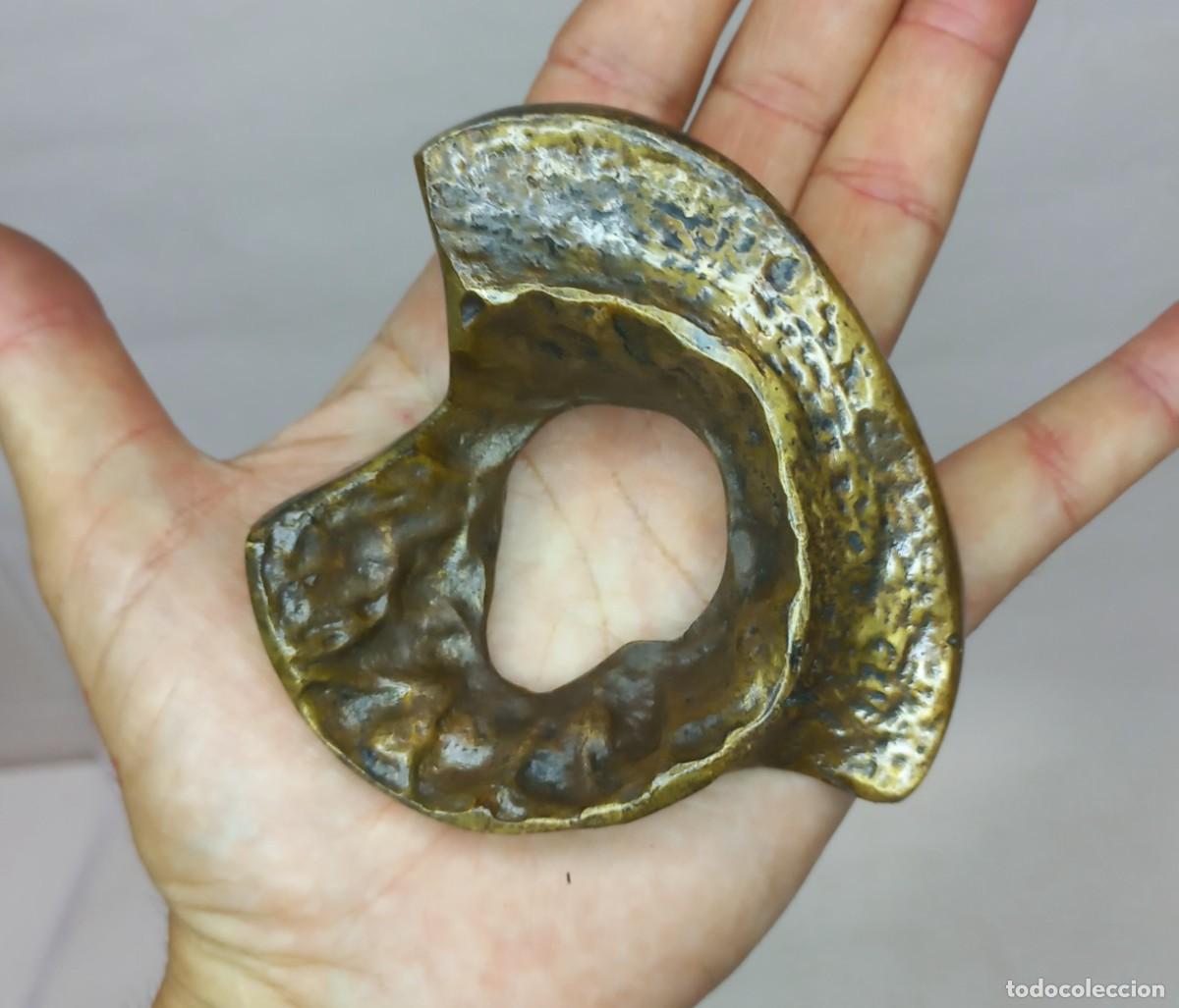 Arte: ESCULTURA DE BRONCE MACIZO CON FORMA ABSTRACTA BRUTALISTA CON DISTINTAS TEXTURAS - A IDENTIFICAR