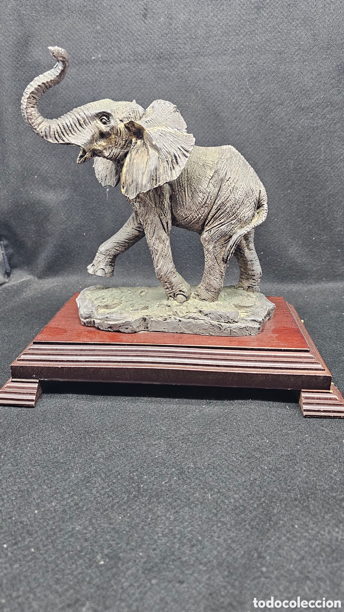Arte: Escultura firmada de elefante con ba&ntilde;o de plata