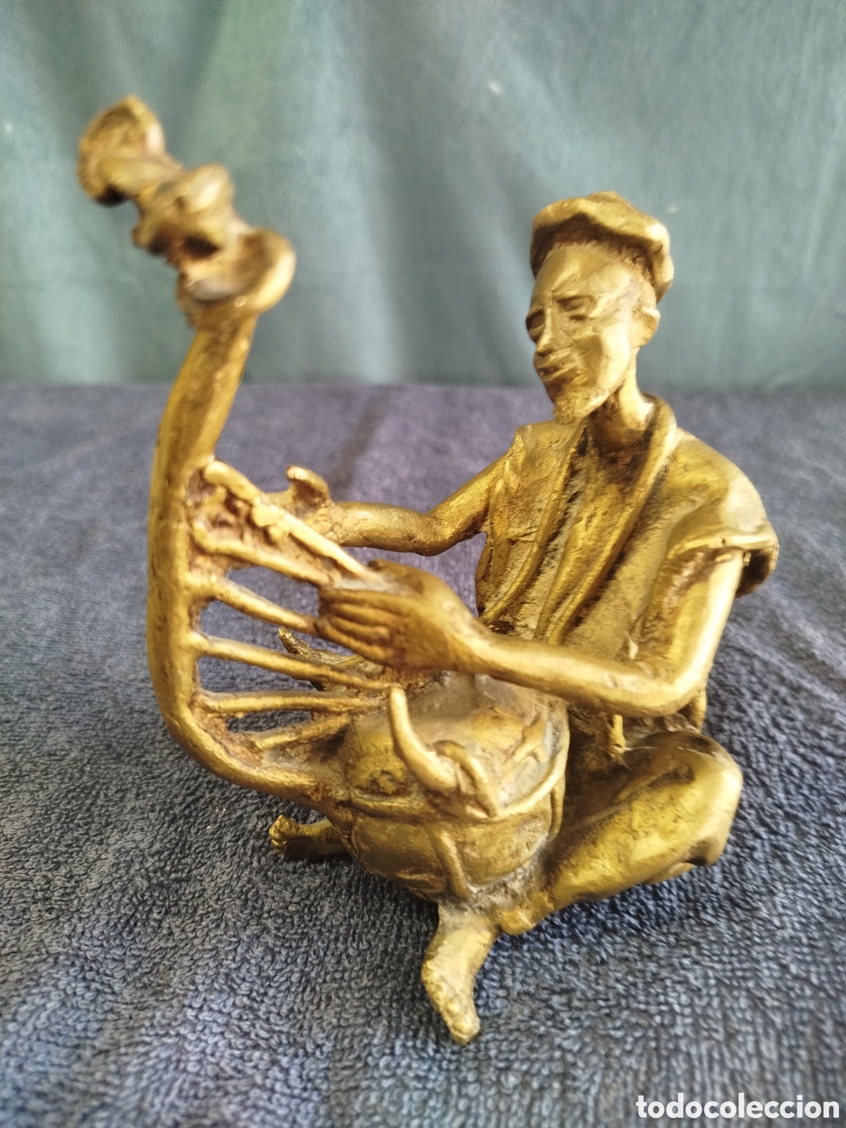 Arte: Escultura de bronce de m&uacute;sico etnia Mossi, de Burkina Faso.