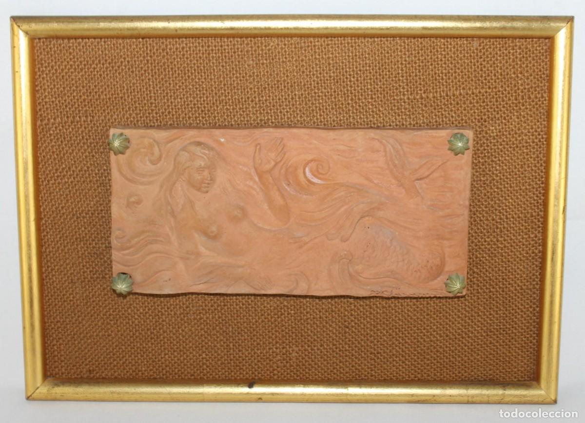 Arte: Relieve de terracota representando una Sirena. Firmado F. Claramunt