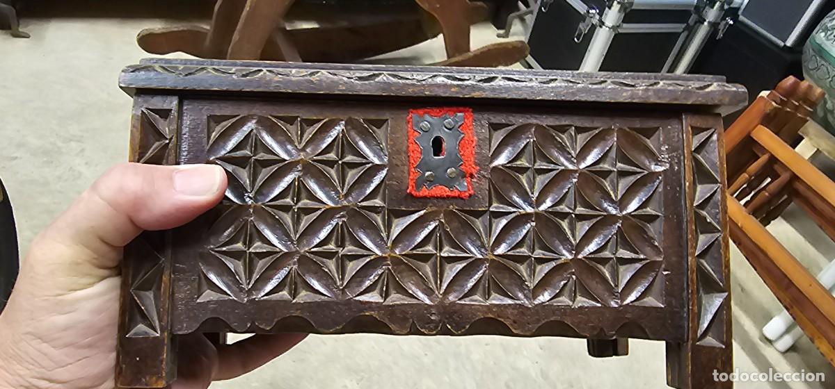 Arte: Peque&ntilde;a arqueta vasca muy tallada y antigua