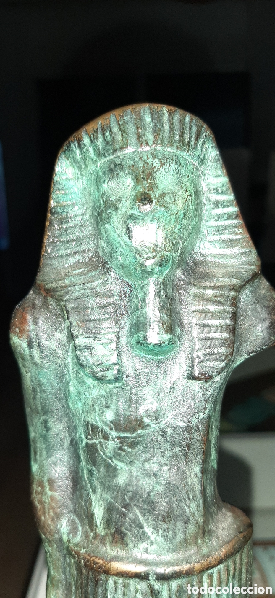 Arte: Figura en bronce de estatua Egipcia