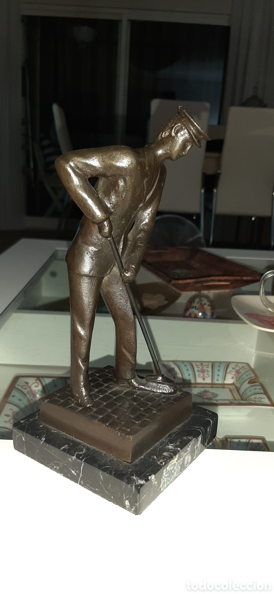 Arte: Estatuilla en bronce de un barrendero