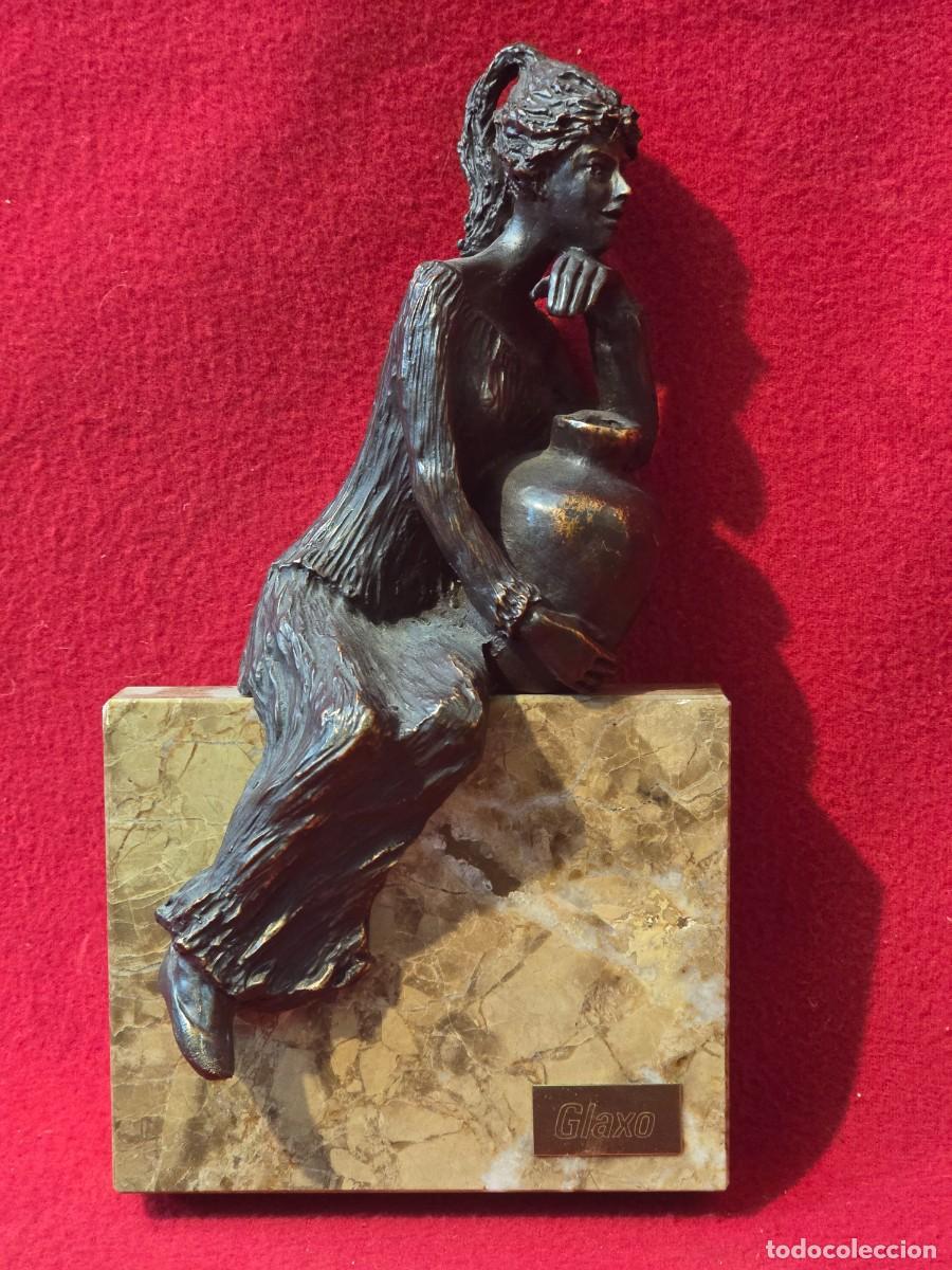Arte: ESCULTURA DE MUJER SENTADA DE TONI CAMPS CAROL