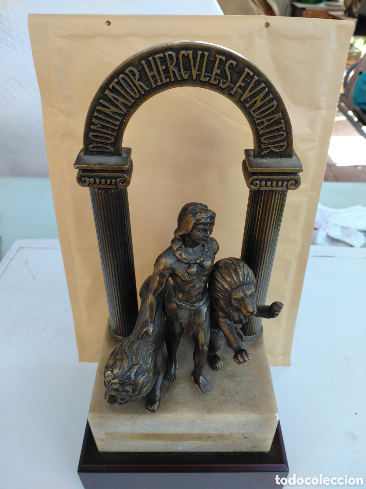 Arte: DOMINATOR HERCULES FUNDATOR - ESCULTURA DECORATIVA - PEANA DE MADERA Y MARMOL.