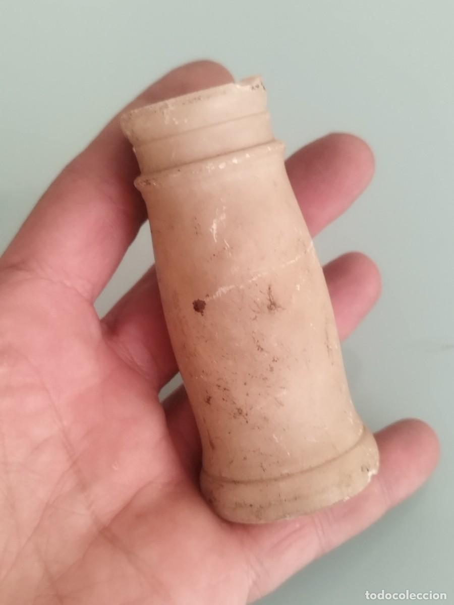 Arte: Antigua pieza cil&iacute;ndrica con grabado. Marmol o alabastro. A identificar.