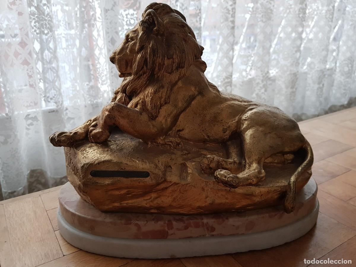 Arte: Le&oacute;n acostado de bronce dorado. Firmado por el escultor franc&eacute;s Prosper Lecourtier (1851-1925)