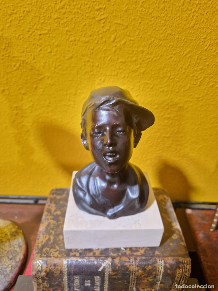 Arte: Giovanni De Martino (1870-1935) Busto de escultura de bronce de ni&ntilde;o con sombrero