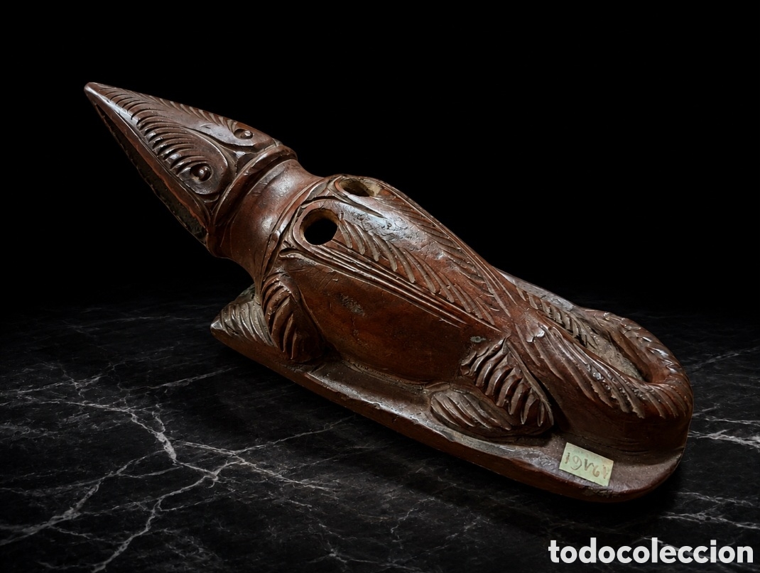 Arte: Pieza del museo de Bally - Suiza con papeles escofina de cocodrilo de Egipto