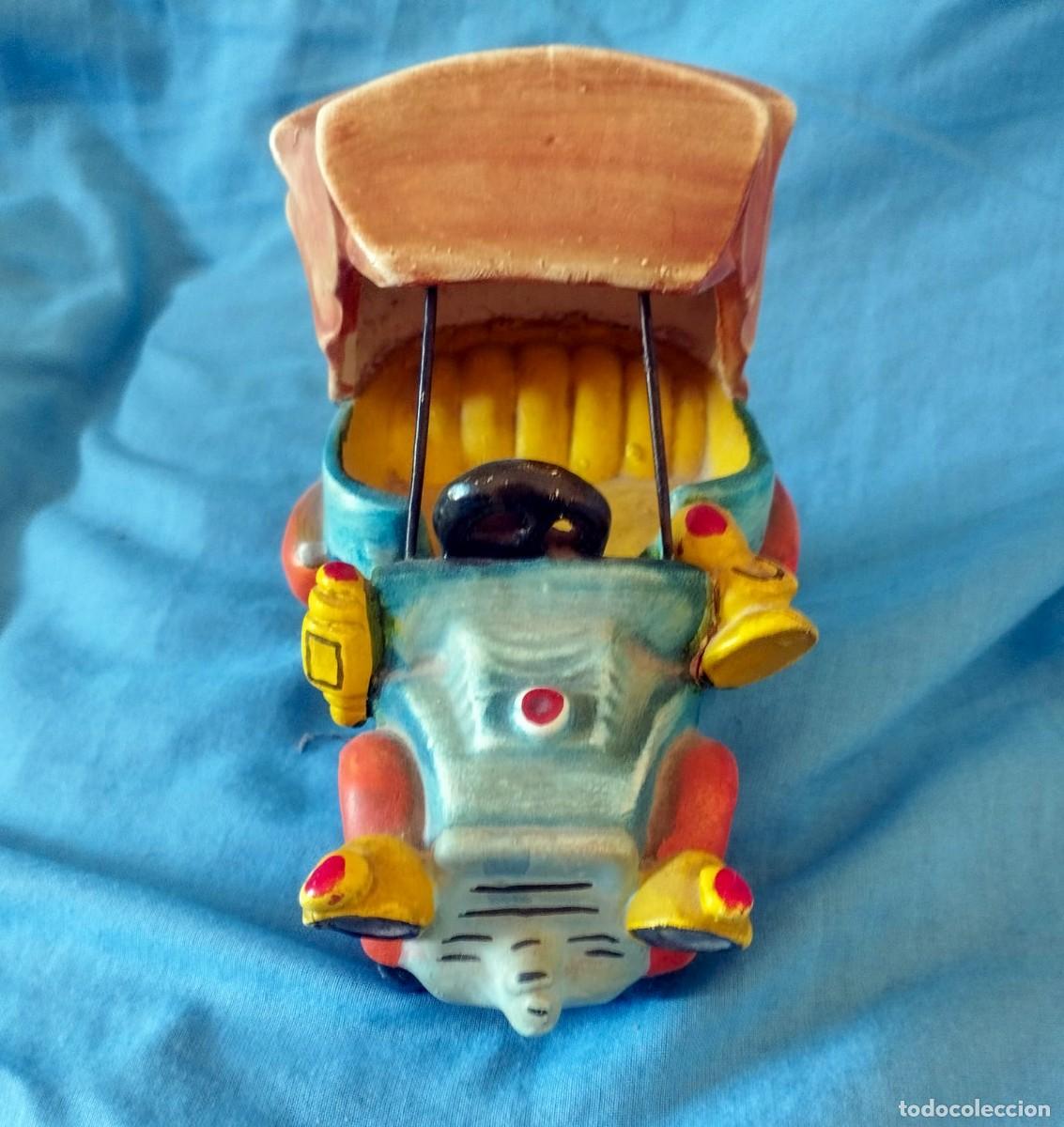 Arte: Coche cl&aacute;sico vintage de porcelana esmaltada