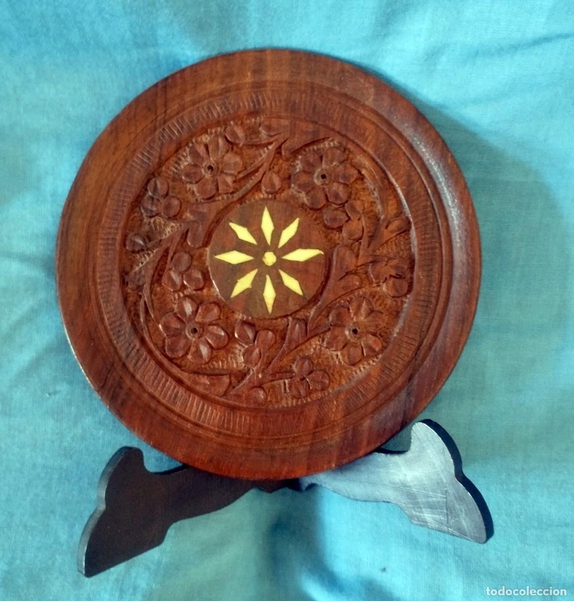 Arte: Plato Decorativo de Madera Tallada a Mano con Soporte - Estilo Colonial / India