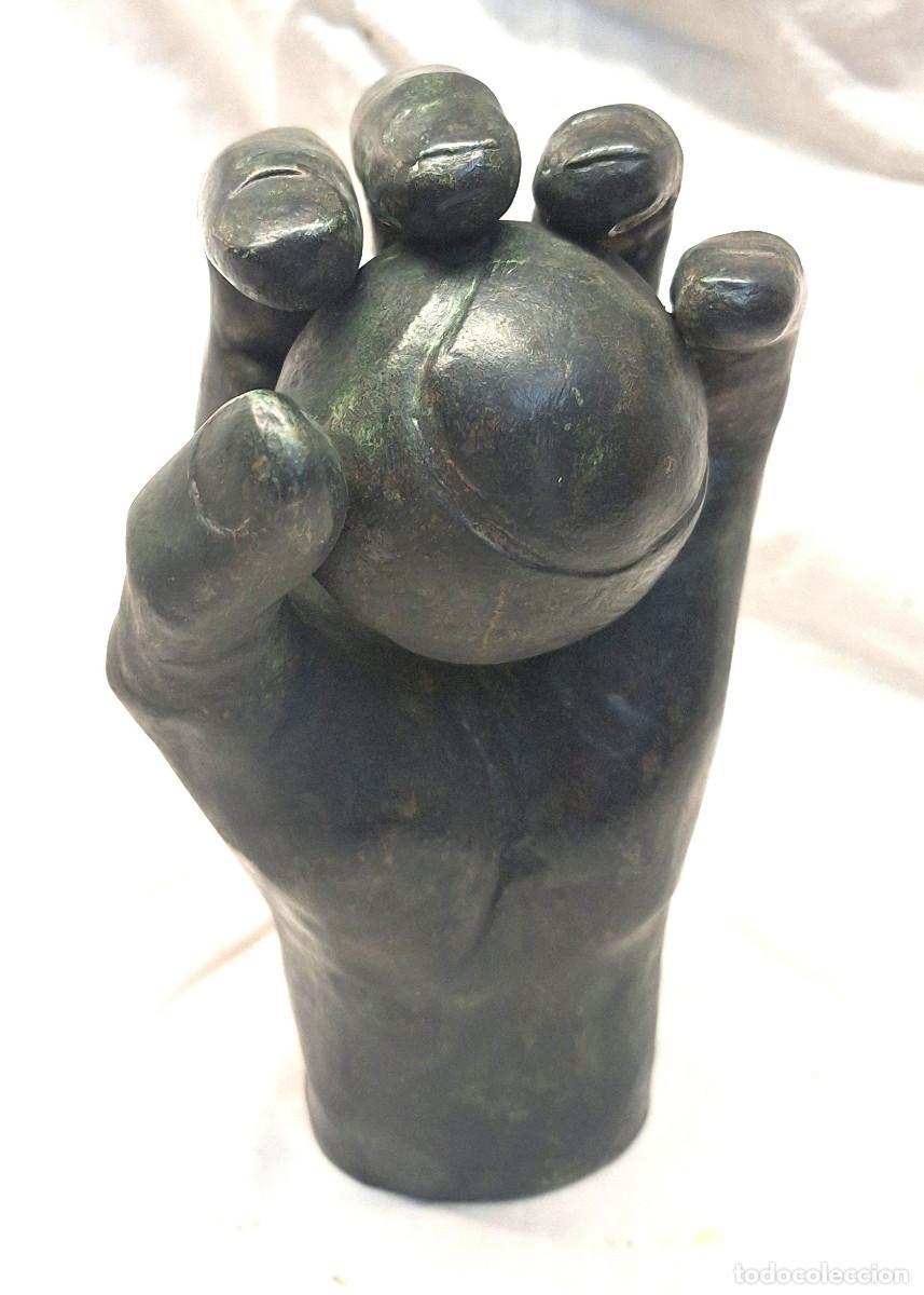 Arte: Mano bola Petanca Terracota Pavonada firmada. Med. 20 cm