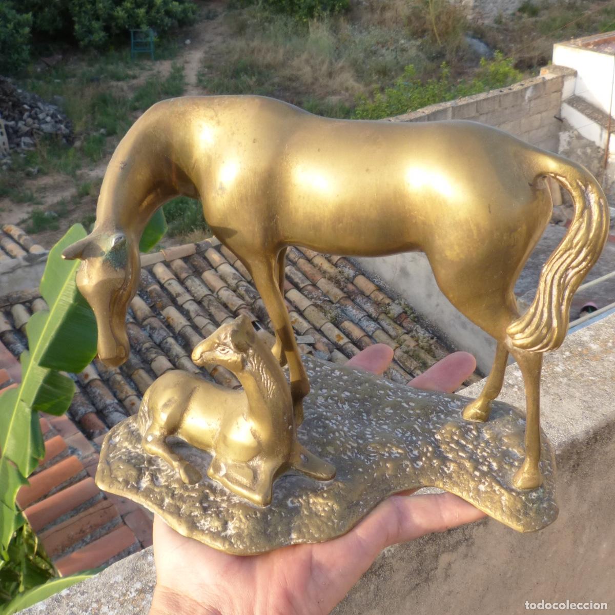 Arte: Figura de caballo con cria en bronce, 1469gr. 22x17x14cm.