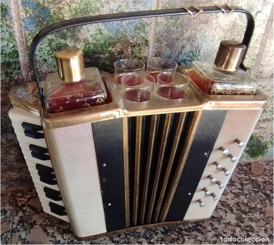 Arte: ANTIGUA LICORERA FORMA ACORDEON DE JAPON A&Ntilde;OS 60 CON ASA 2 BOTELLAS 4 VASOS Y MUSICA DE CUERDA