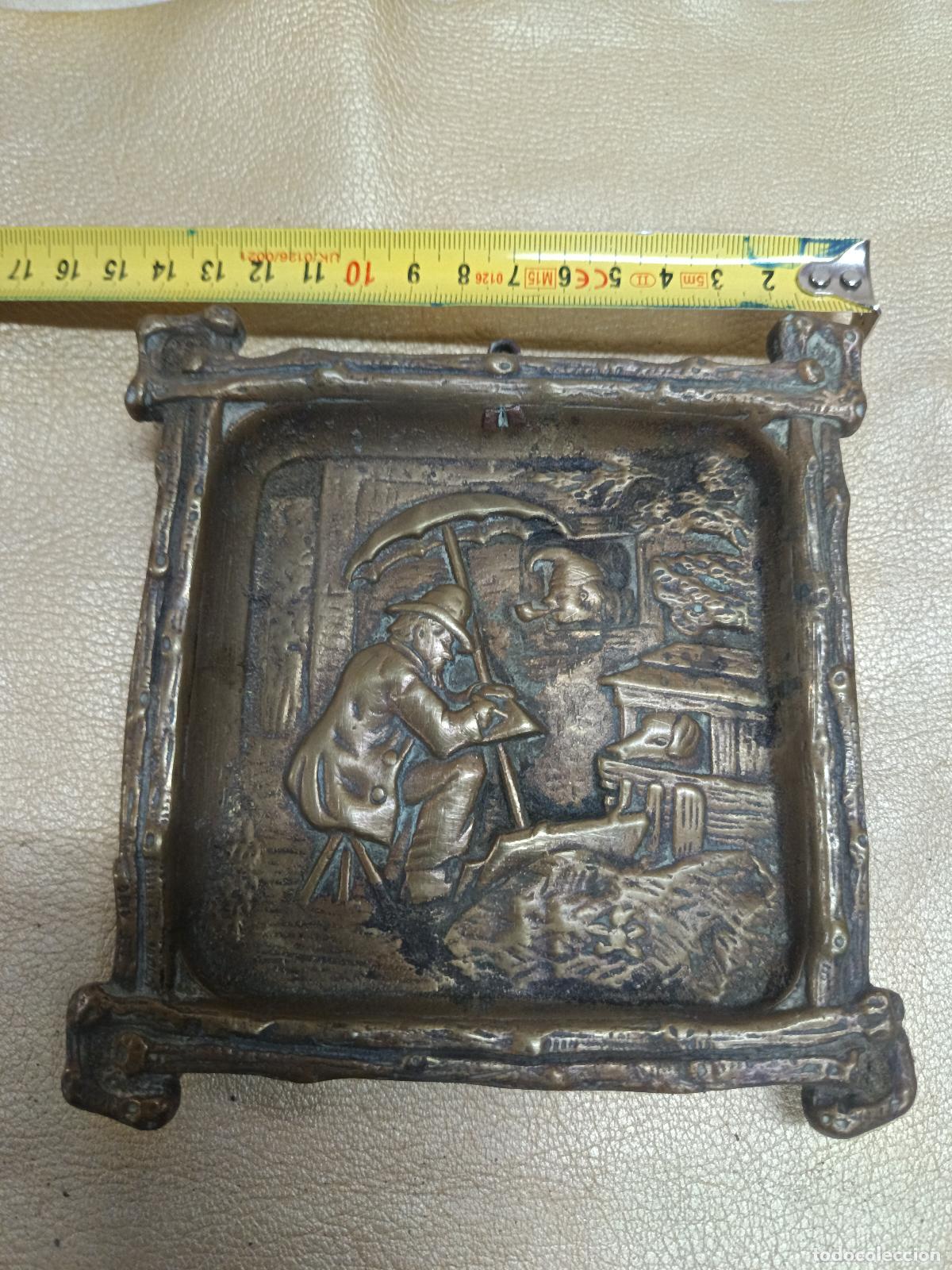 Arte: ANTIGUO CUADRO EN BRONCE FUNDIDO CON ESCENA TIPICA PARAGUERO, ARREGLANDO PARAGUAS