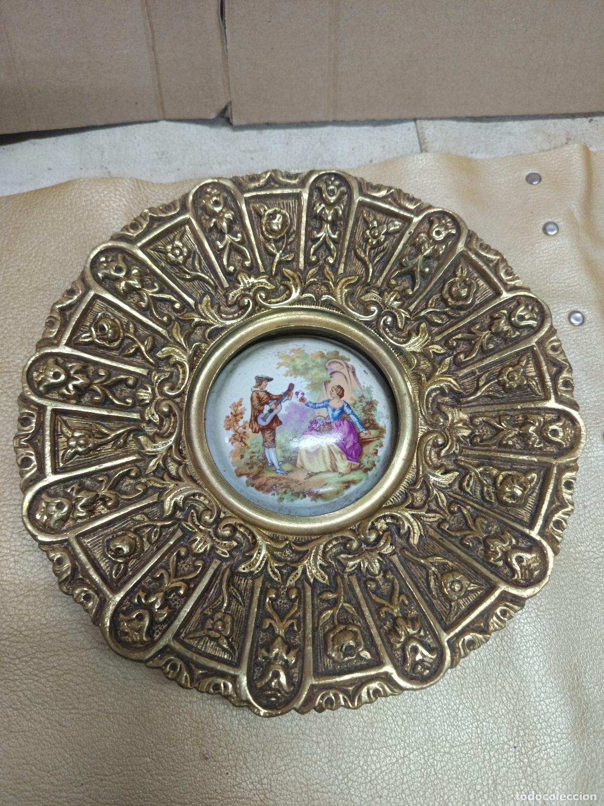 Arte: ANTIGUO PLATO GOLGAR BRONCE ESCENA GALANTE, FRAGONARD, EN PORCELANA