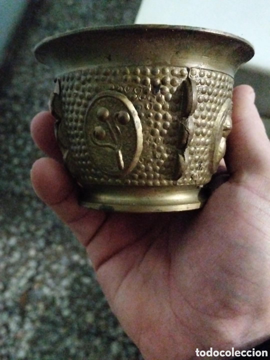 Arte: Antiguo almirez o mortero de bronce decorado con mascarones y relieves