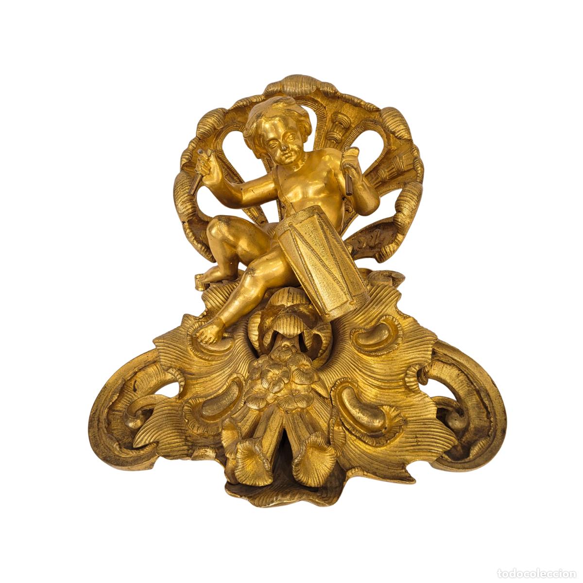 Arte: Escultura Napole&oacute;n III en bronce dorado, de un putto tocando un tambor. Francia