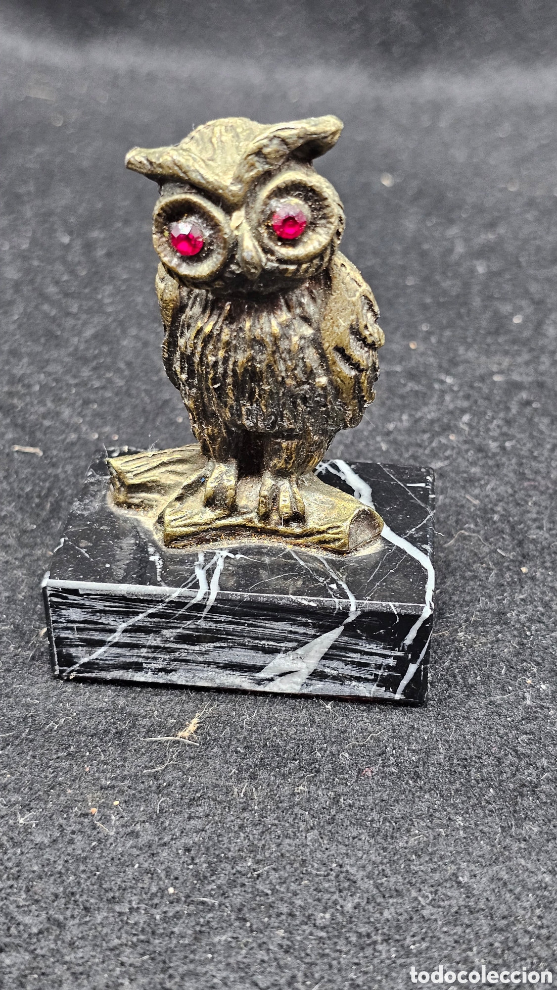 Arte: Antiguo b&uacute;ho de bronce con base de m&aacute;rmol