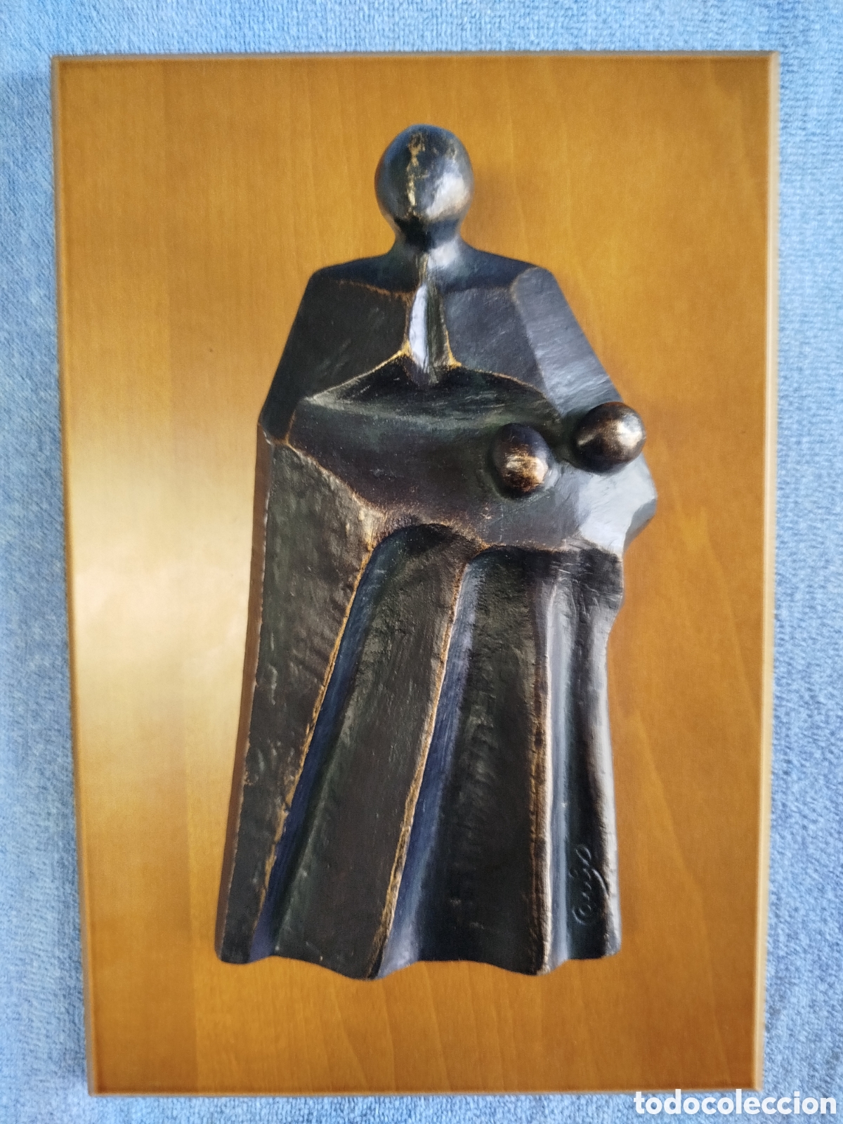 Arte: Escultura brutalista resina sobre metopa de madera, firmada por el autor (ilegible).