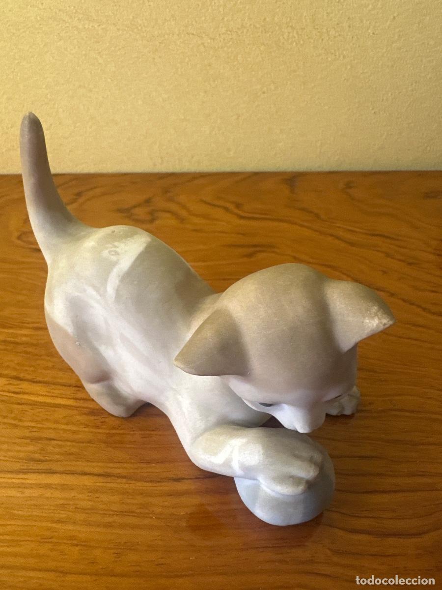 Arte: Figura gato jugando con bola - Porcelana biscuit TAMG S.L. (Valencia) estilo Lladr&oacute;