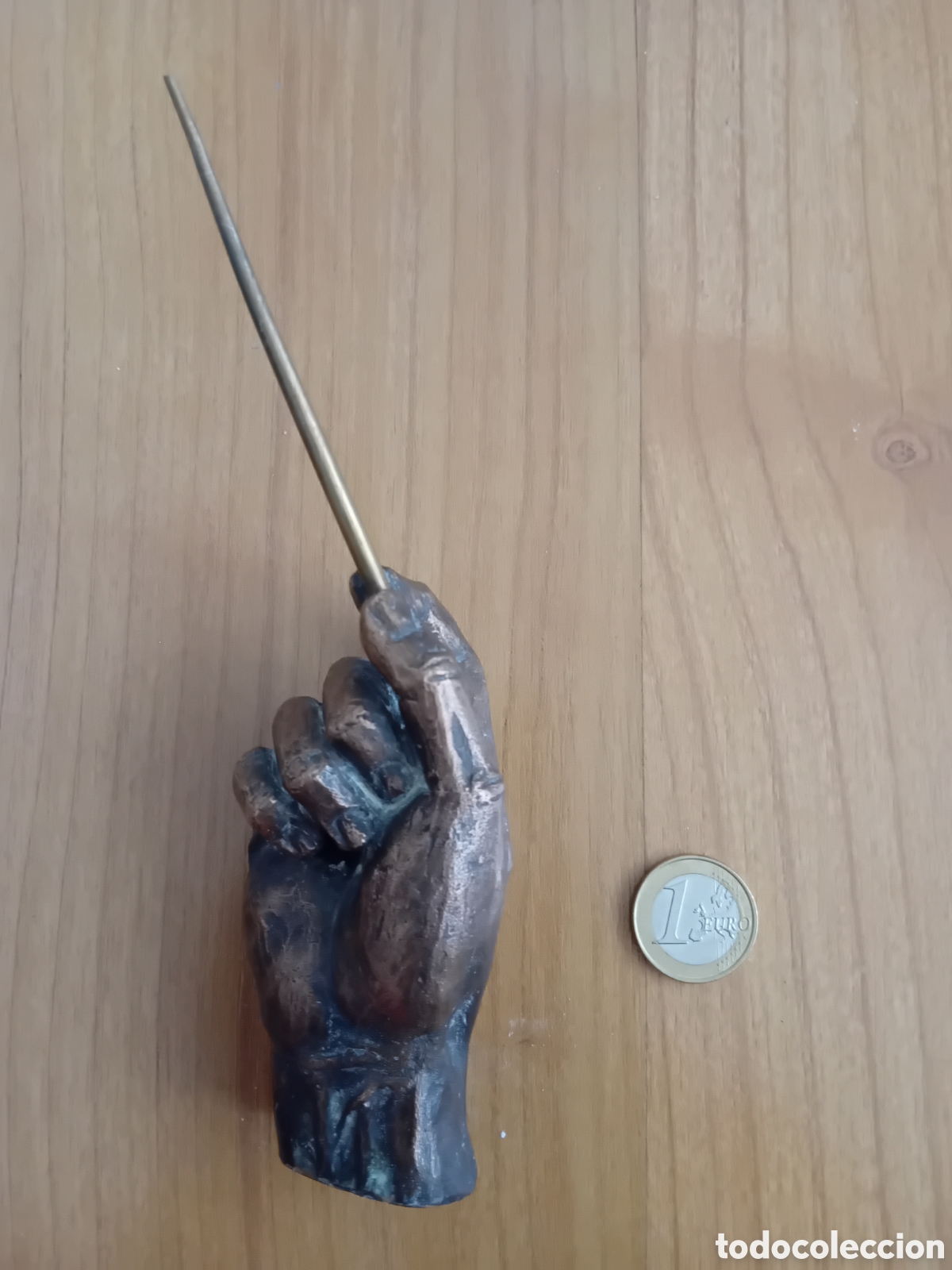 Arte: ]ANTIGUA FIGURA METALICA, BRONCINEA, DE MANO CON BATUTA. PROCEDE DE TROFEO