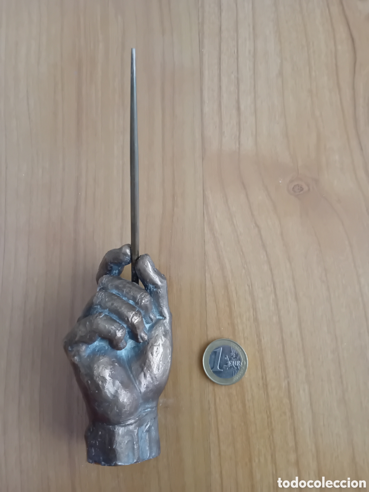 Arte: ]ANTIGUA FIGURA METALICA, BRONCINEA, DE MANO CON BATUTA. PROCEDE DE TROFEO
