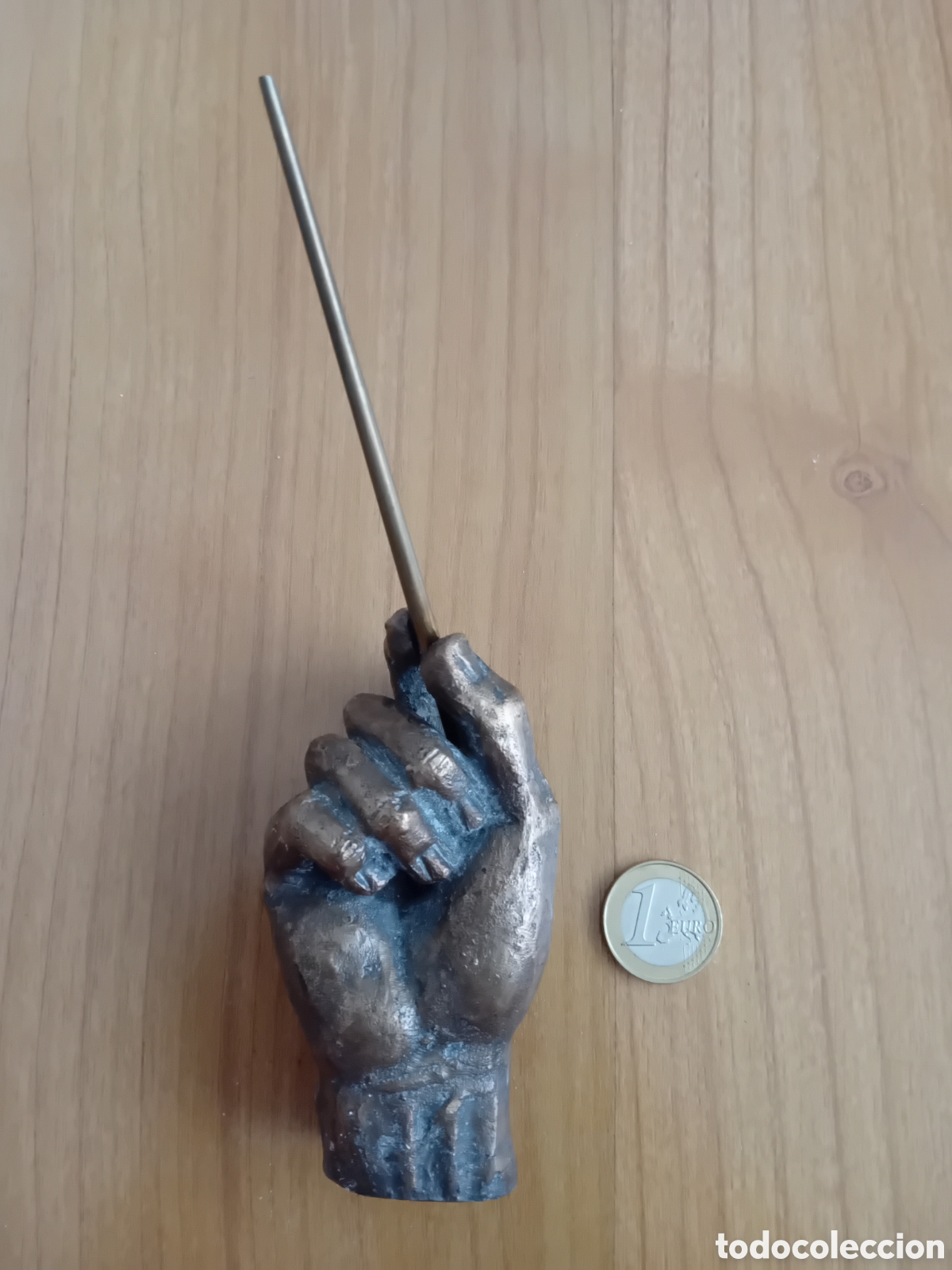 Arte: ]ANTIGUA FIGURA METALICA, BRONCINEA, DE MANO CON BATUTA. PROCEDE DE TROFEO