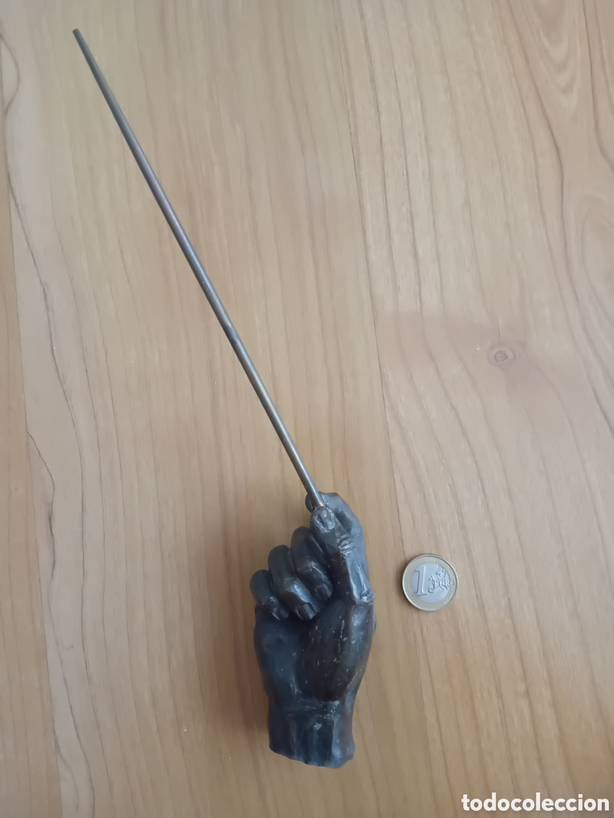 Arte: ]ANTIGUA FIGURA METALICA, BRONCINEA, DE MANO CON BATUTA. PROCEDE DE TROFEO