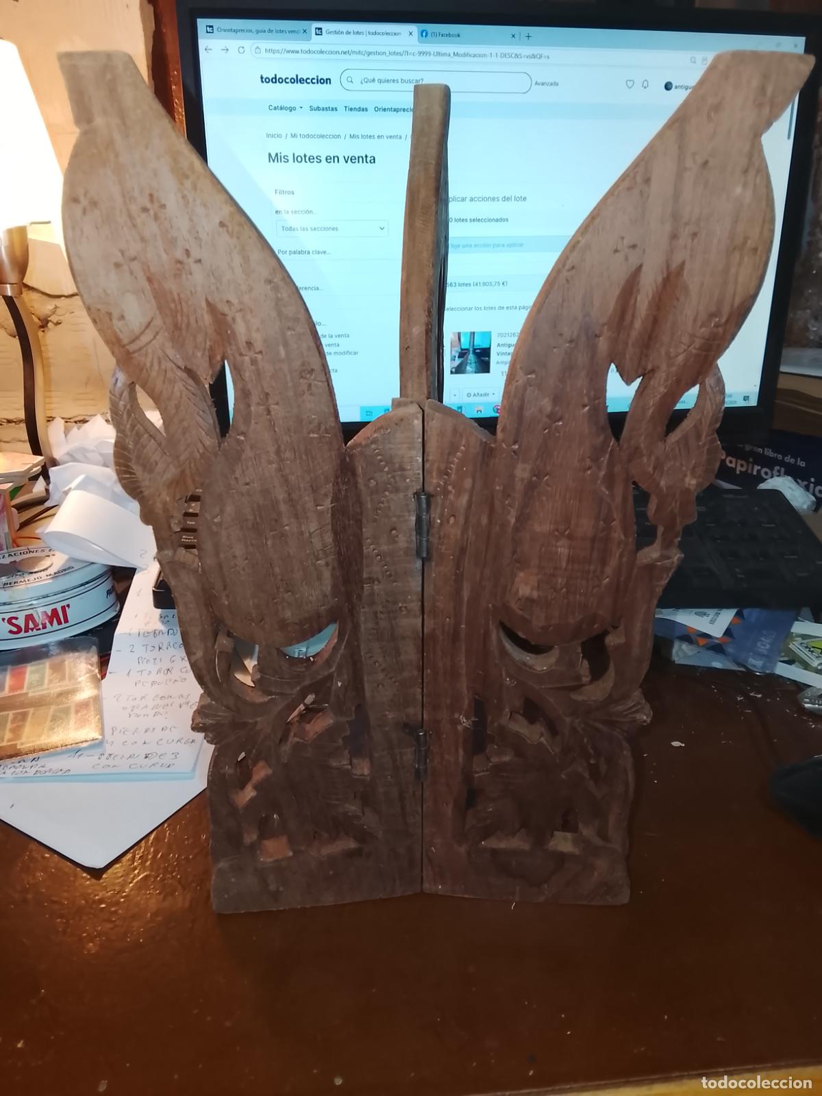 Arte: Antiguo soporte tr&iacute;pode plegable de madera tallada artesanal