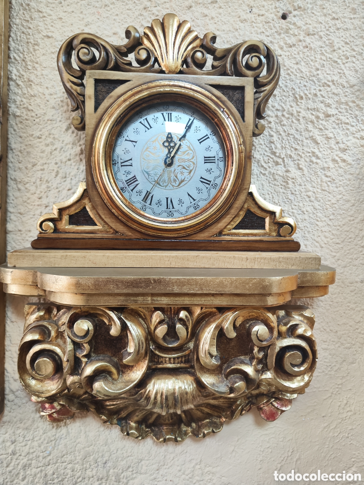 Arte: Repisa de madera y reloj madera firmados