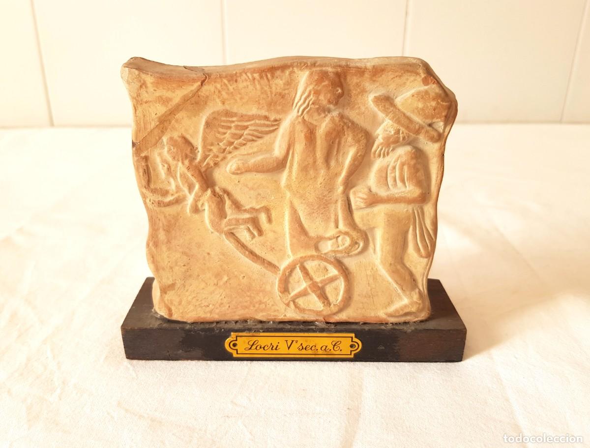 Arte: Escultura de terracota antigua, reproducci&oacute;n de una tablilla de arcilla locria