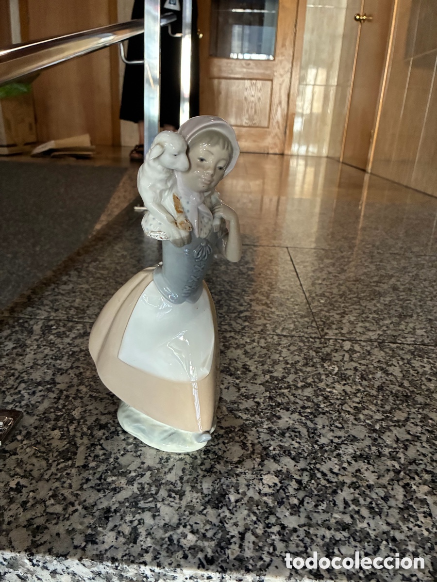 Arte: Pastora con corderito de NAO (Lladr&oacute;)