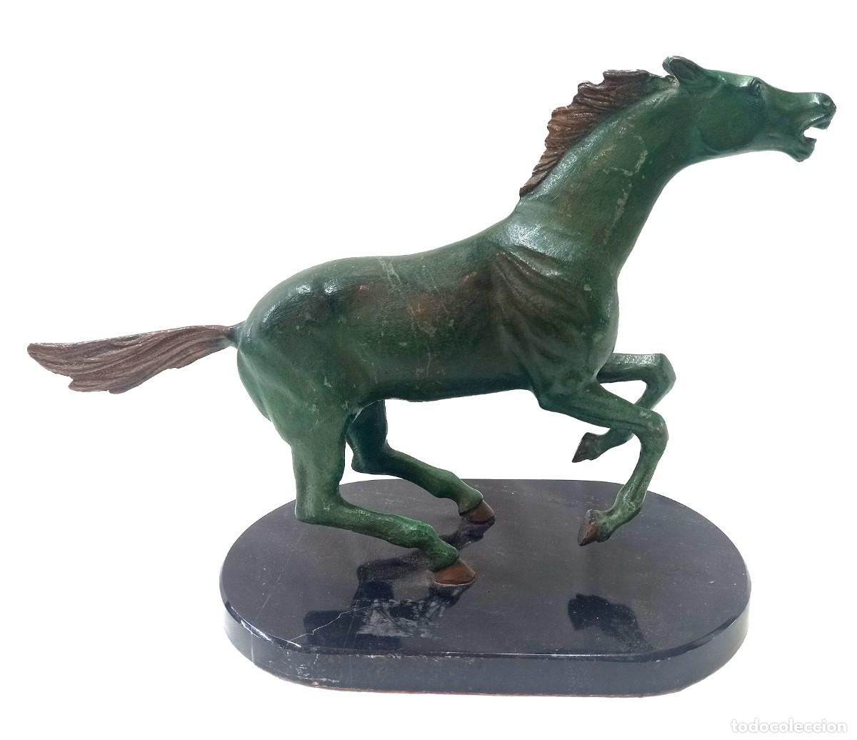 Arte: Escultura en bronce pintado, caballo al galope