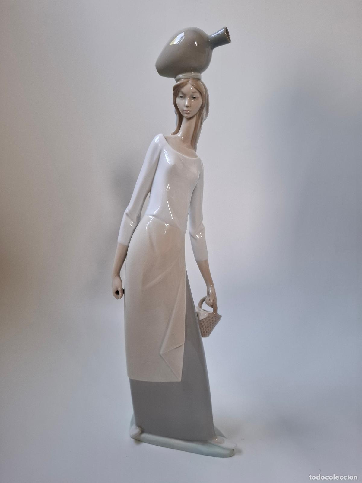 Arte: Figura Lladr&oacute; &ndash; Mujer con c&aacute;ntaro