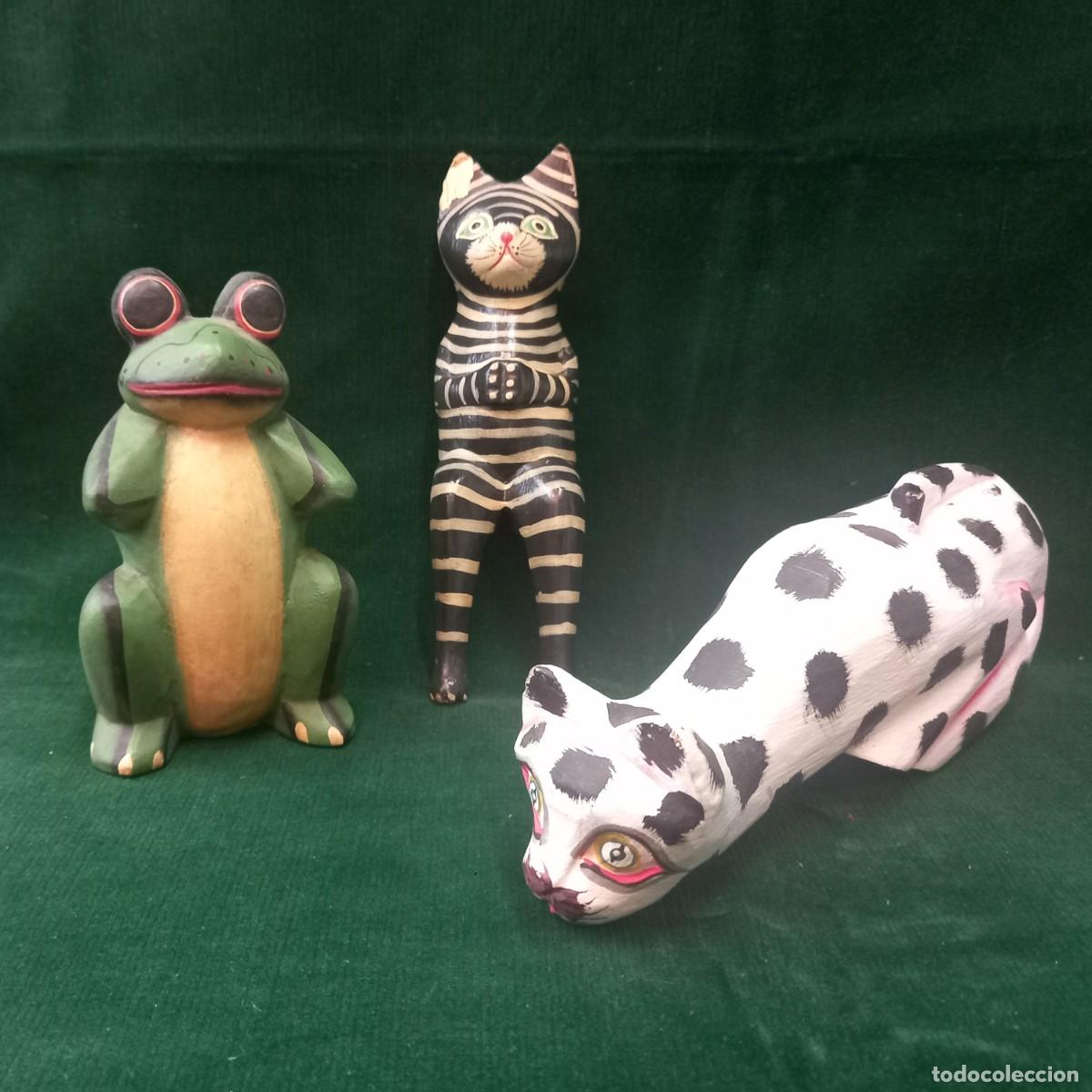 Arte: Tres figuras de animales (dos gatos y rana). En madera tallada y pintada a mano.