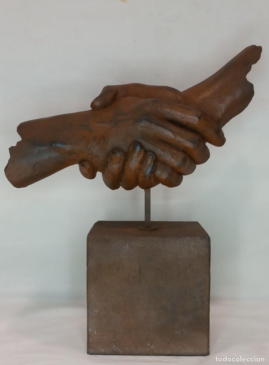 Arte: ESCULTURA EN RESINA TITULADA AMISTAD , FIRMADA DEL ARTISTA MIGUEL GUIA