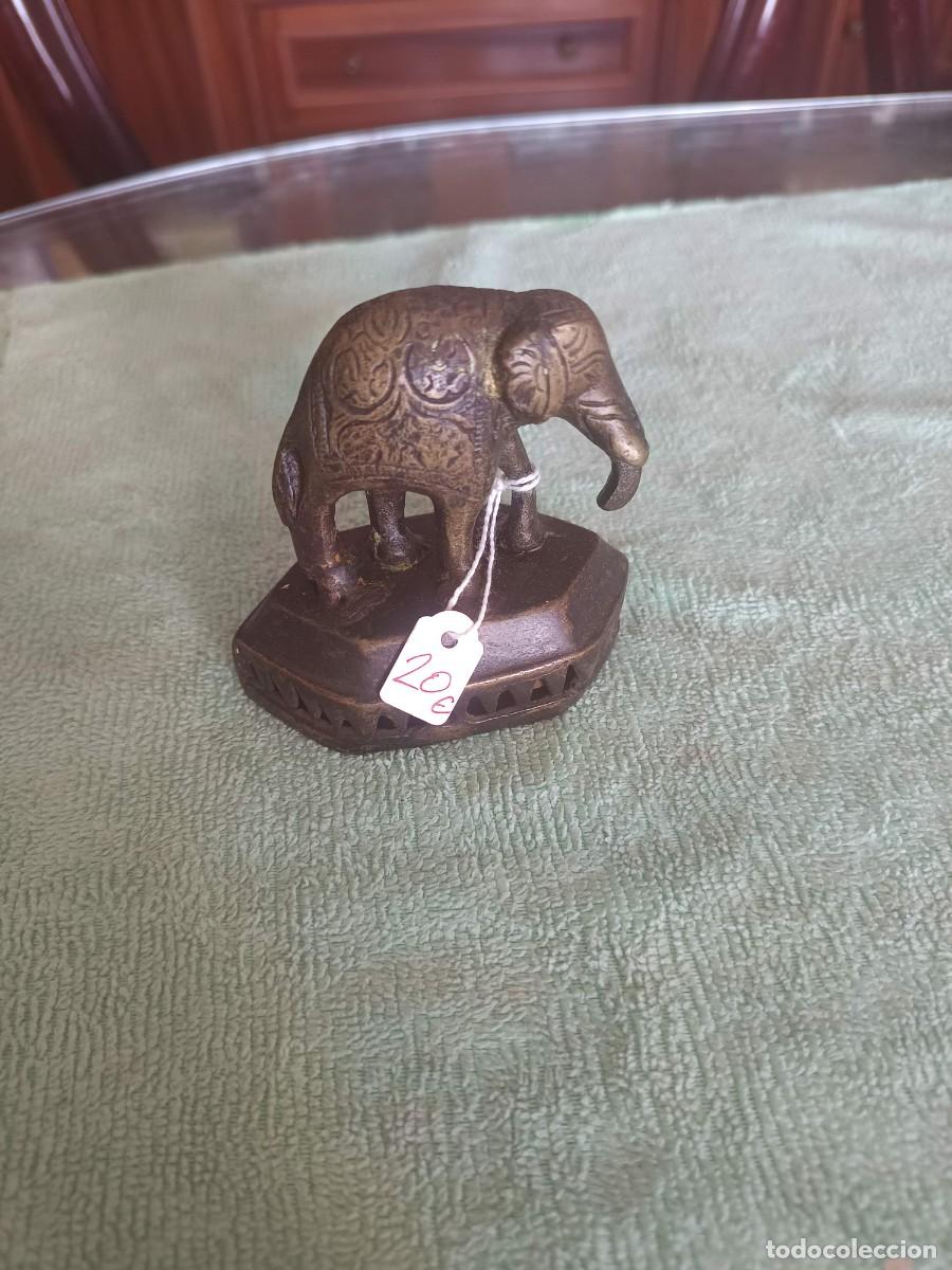 Arte: Elefante bronce tallado con una elaborada decoraci&oacute;n grabada sobre una base geom&eacute;trica perforada