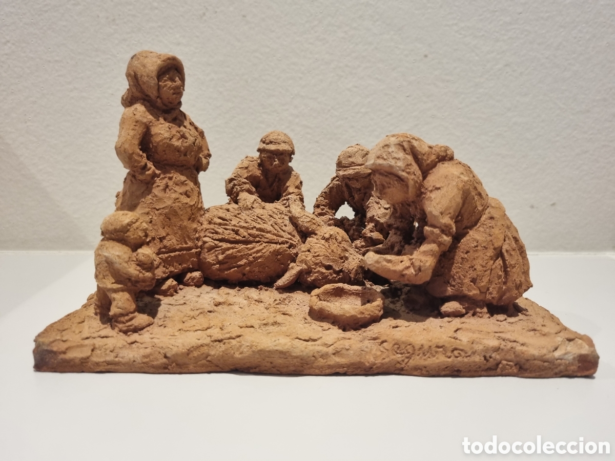 Arte: Escultura costumbrista en terracota. La matanza del cerdo. Firmada Segura. Siglo XX