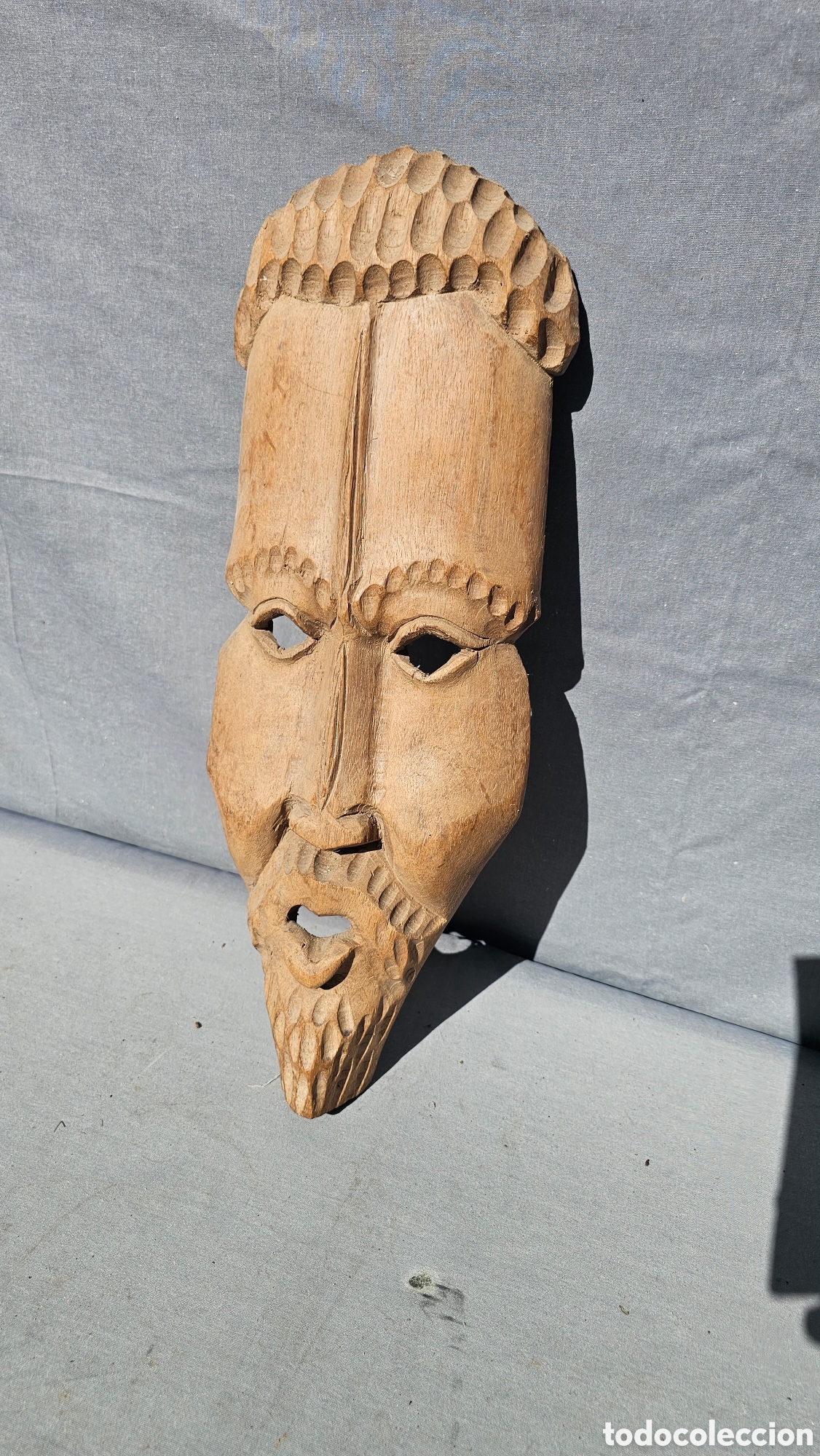 Arte: Antigua m&aacute;scara de madera tallada