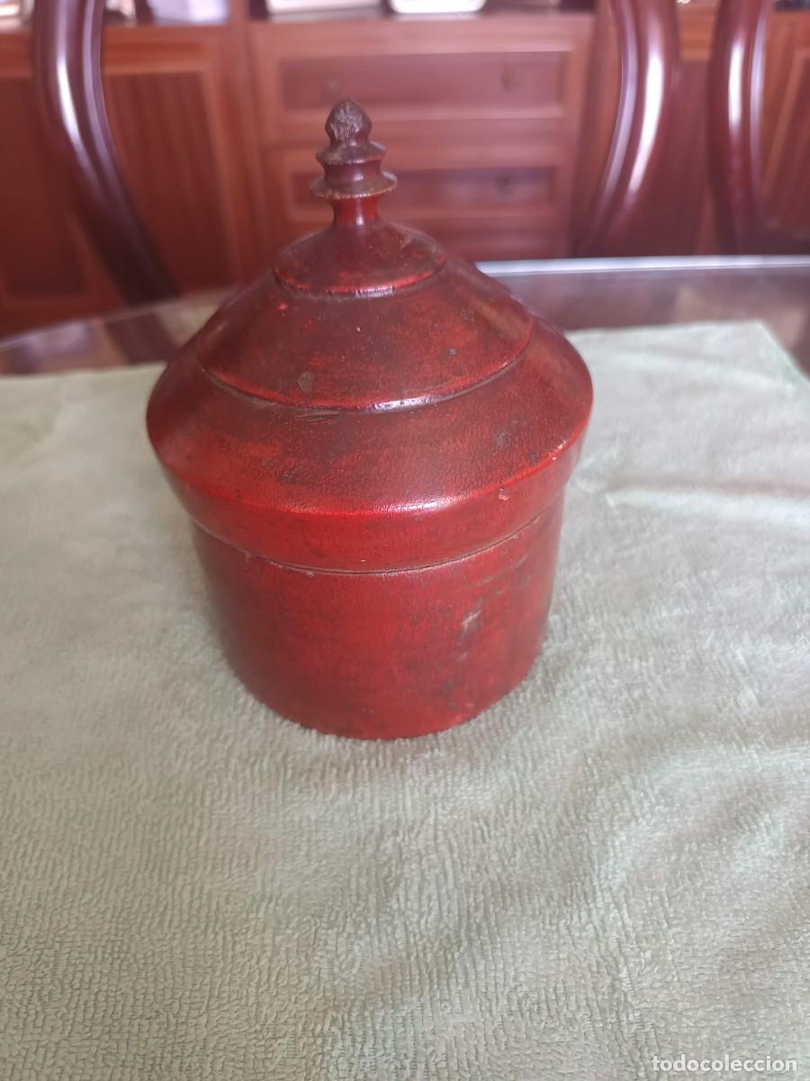 Arte: Tika o Kumkum tradicional de la India, tallada a mano en madera con un acabado de pintura lacada