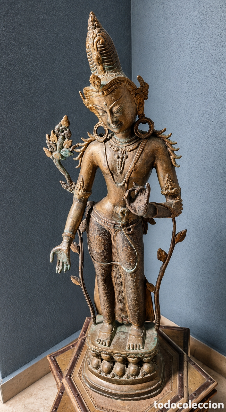 Arte: Figura deidad budista hinduista, de 82 cm de alto y 9,750kg
