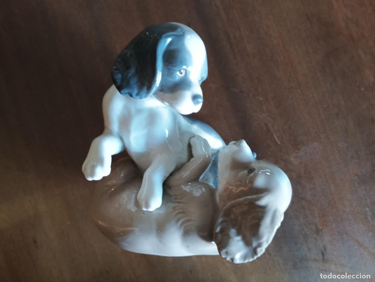 Arte: Figura vintage de cachorros de porcelana Nao Lladr&oacute; / Perros espa&ntilde;oles juguetones.