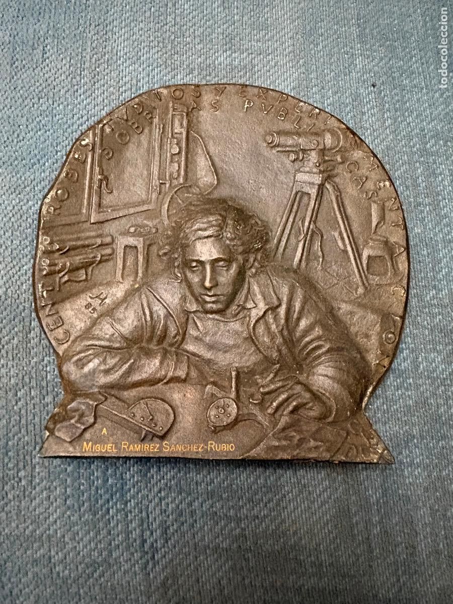 Arte: Medall&oacute;n escult&oacute;rico de Julio L&oacute;pez Hern&aacute;ndez
