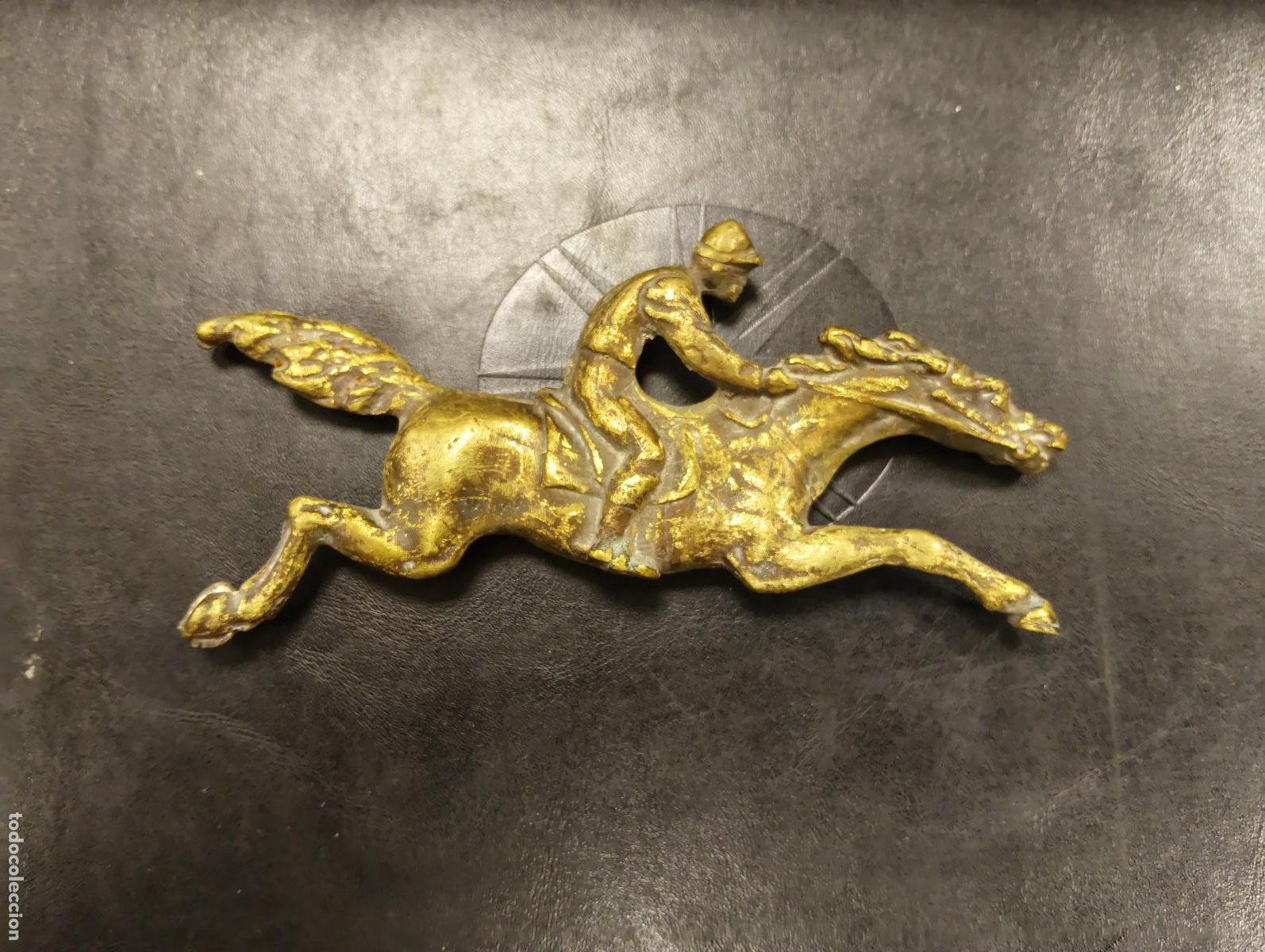 Arte: ANTIGUA PLACA RELIEVE EN BRONCE - JINETE DE CARRERAS DE CABALLOS AL GALOPE