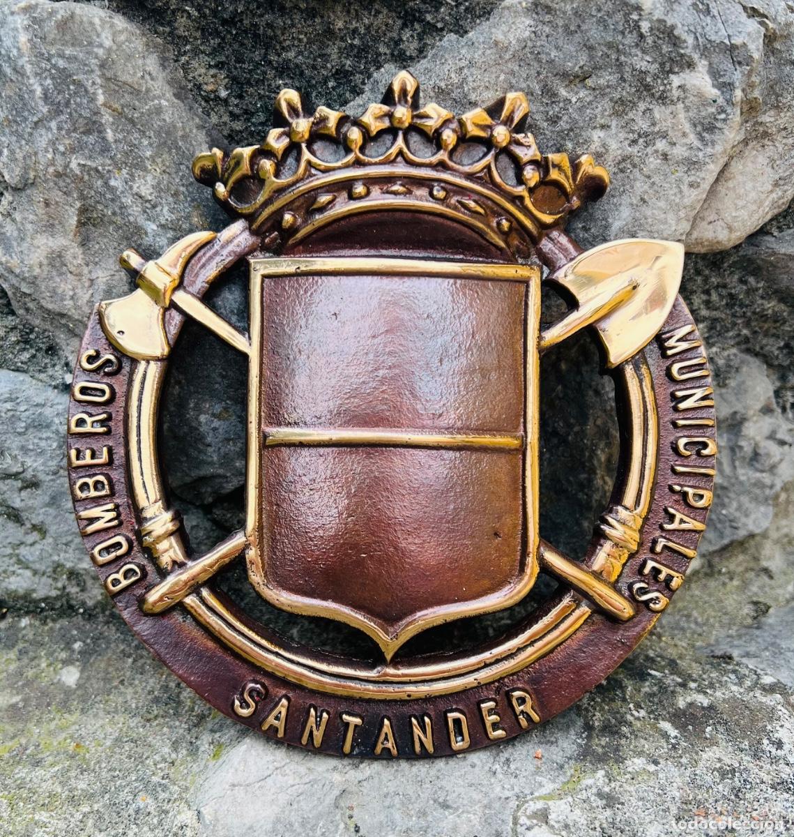 Arte: Escudo de bronce de los Bomberos Municipales de Santander