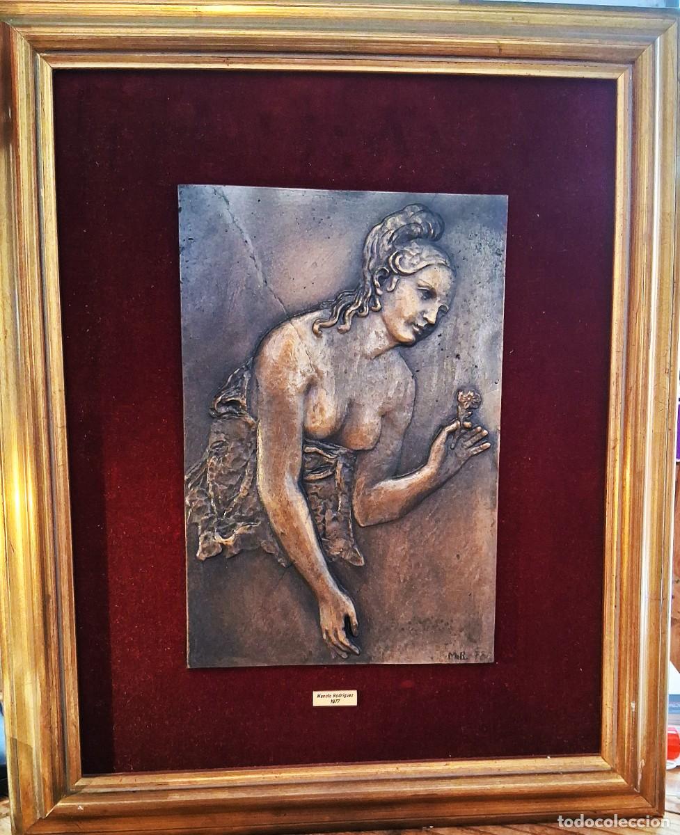 Arte: MANOLO RODRIGUEZ V&Aacute;ZQUEZ (NAVAJAS,1937) &rdquo;DESNUDO CON FLOR&rdquo; PLACA BRONCE (32 x 21) MUSEO SEGORBE